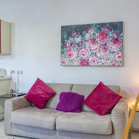 Lejlighed Lovely 1br With Private Balcony In By 360 Estates